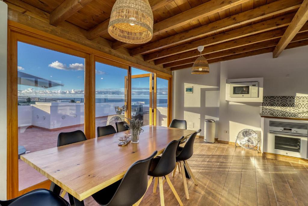 Spacious Home with Tropical Garden, BBQ, Near Seaside photo 1
