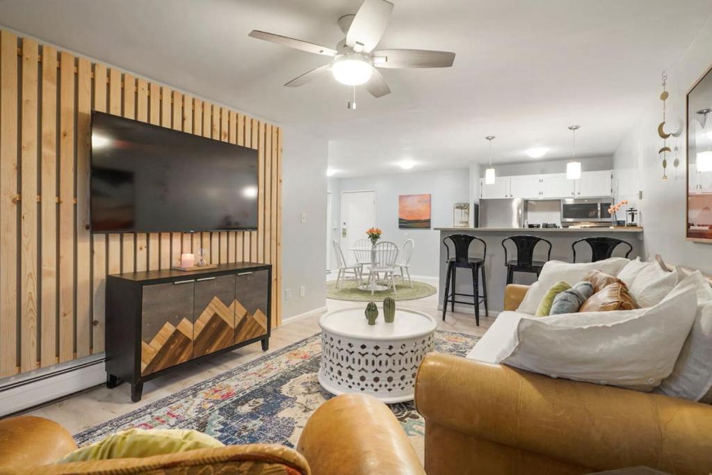 1M Views Penthouse Condo in Golden Foothills photo 1