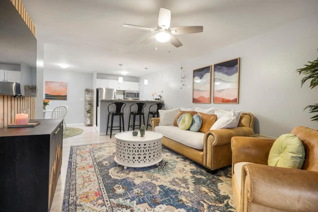 1M Views Penthouse Condo in Golden Foothills photo 2