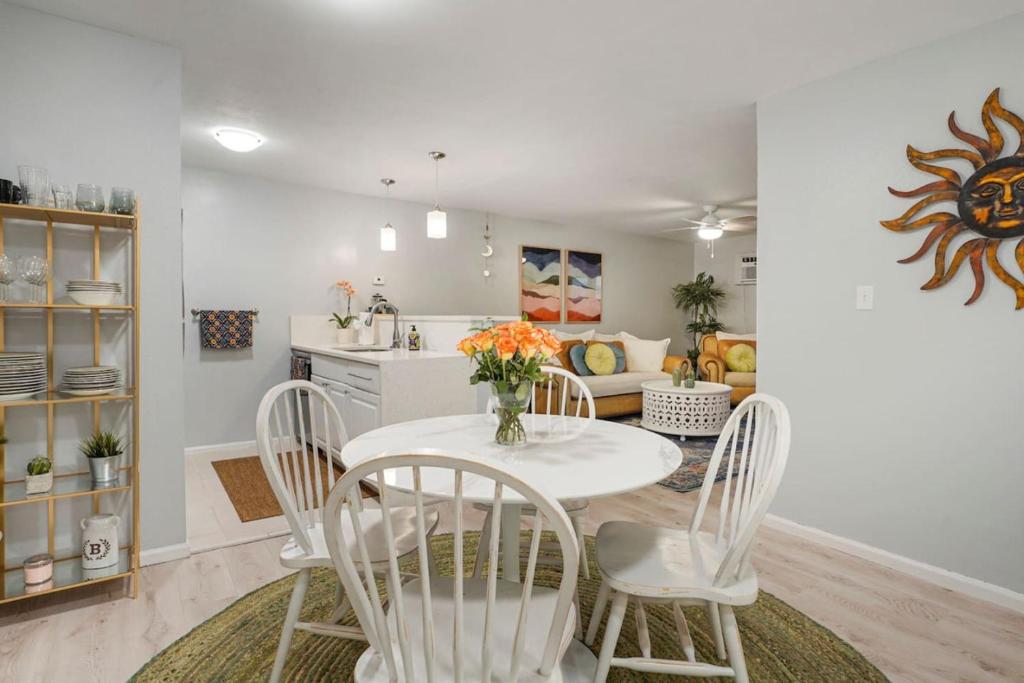 1M Views Penthouse Condo in Golden Foothills photo 3