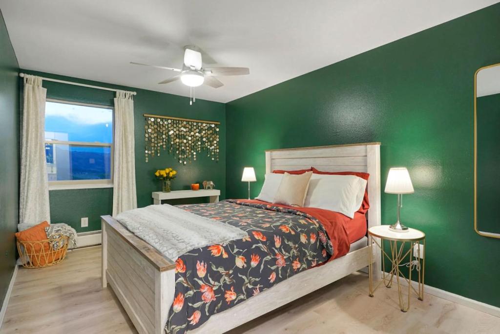 1M Views Penthouse Condo in Golden Foothills photo 4