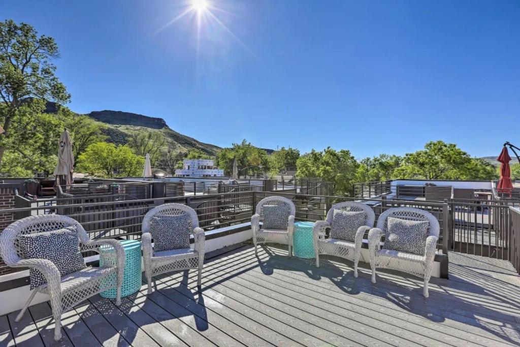 Golden Rooftop w Mountain Views - Walk to DT Golden School of Mines Close to Red Rocks photo 2