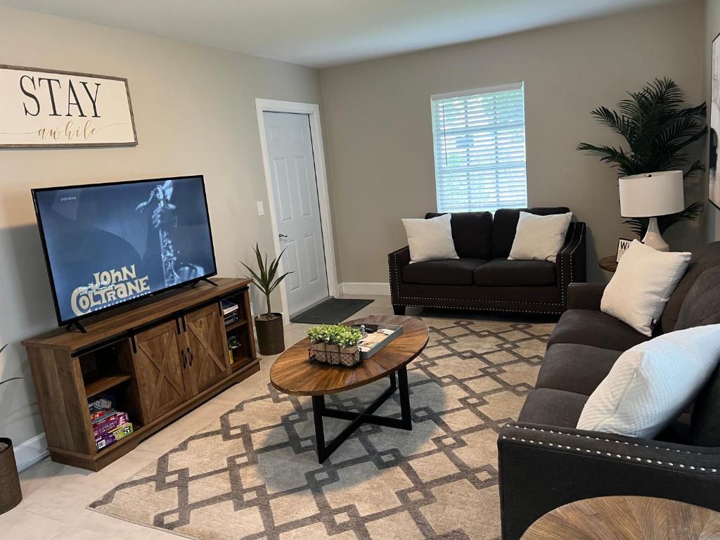 Gorgeous 5-Star Retreat Near Downtown & the Beach photo 2