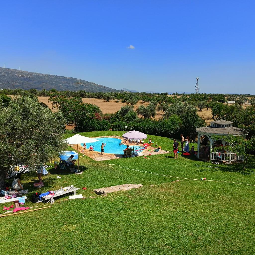 Farmhouse with pool minutes from beach photo 4
