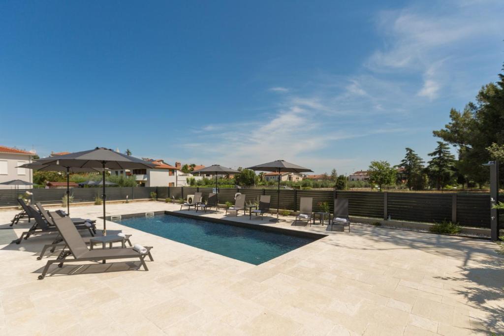 Villa Matic I apartment with balcony and shared pool photo 1