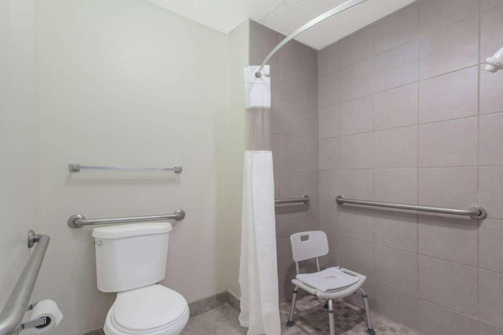 Travelodge by Wyndham Clarksville photo 1