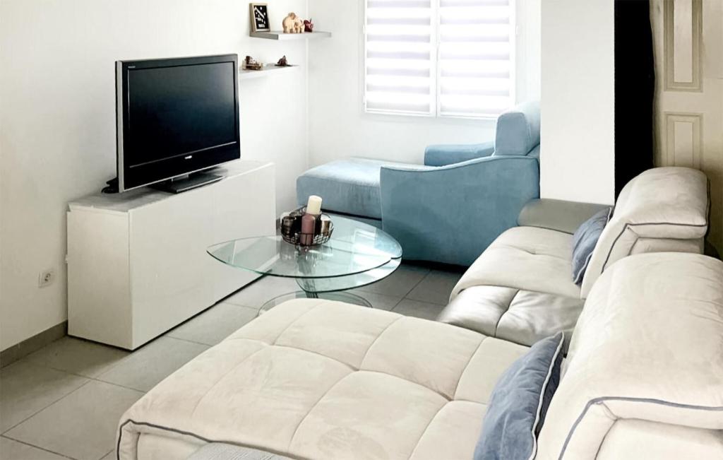 Amazing Home In Authon-la-plaine With Kitchen
