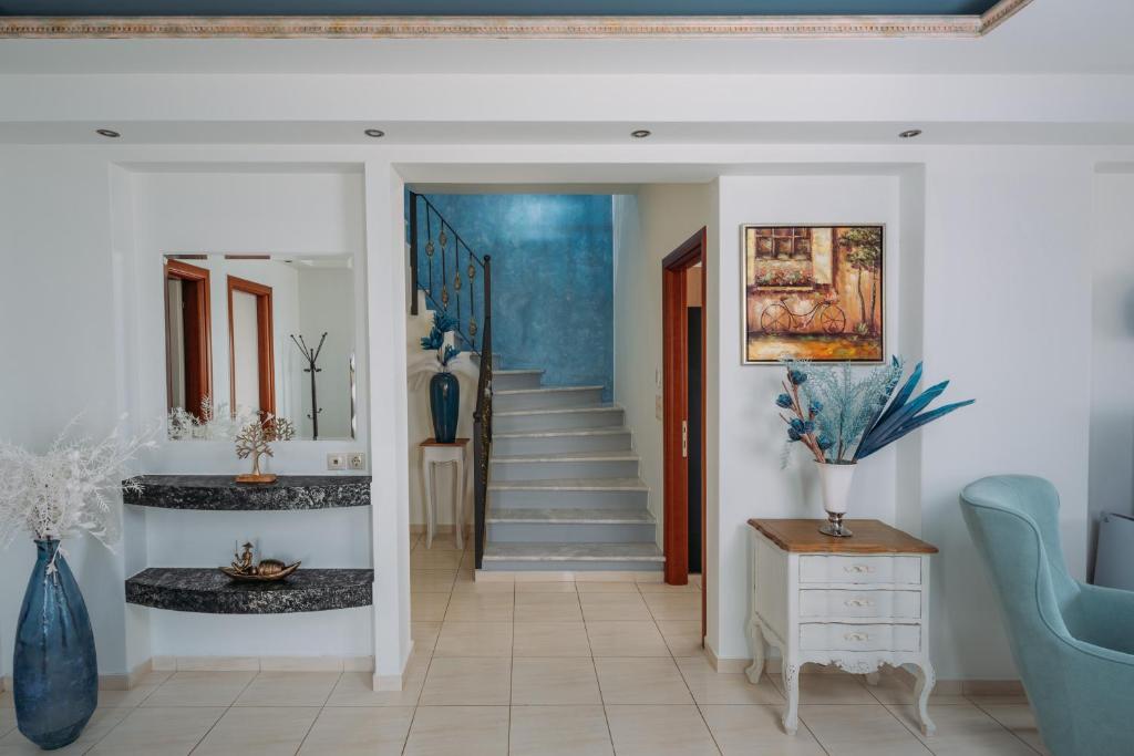Villa Eleftheria with heated pool - Tap to explore photos