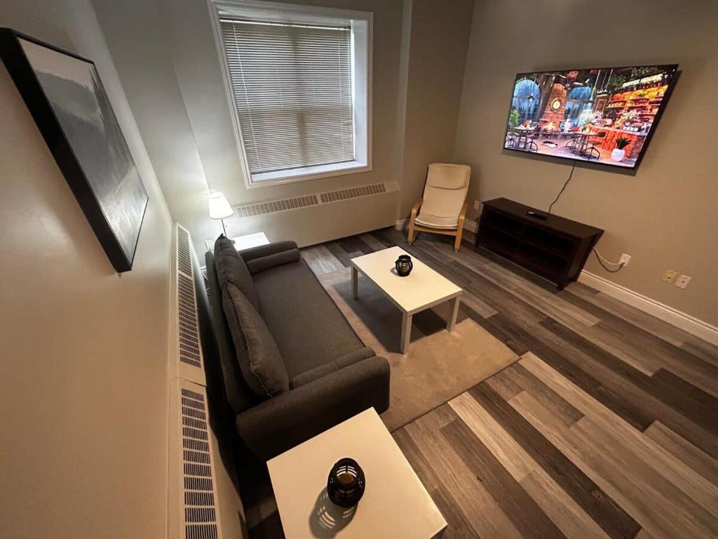 Elegant 2-Bedroom Condo Close to Uptown photo 1
