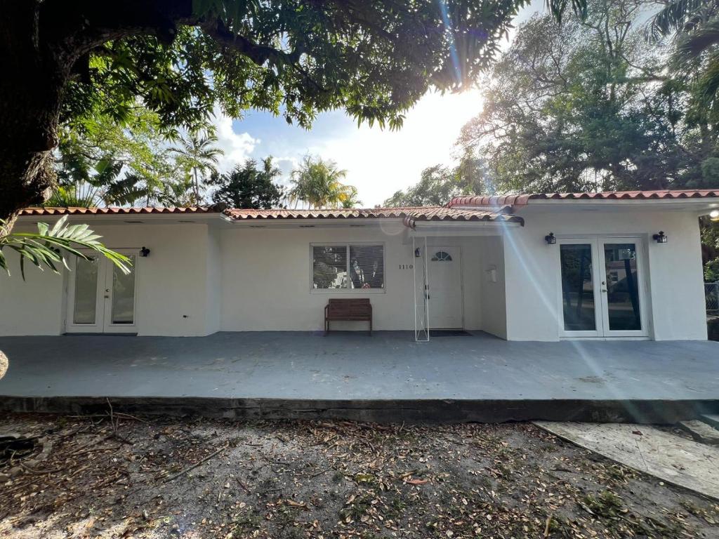 Entire home in Biscayne Park, Florida image