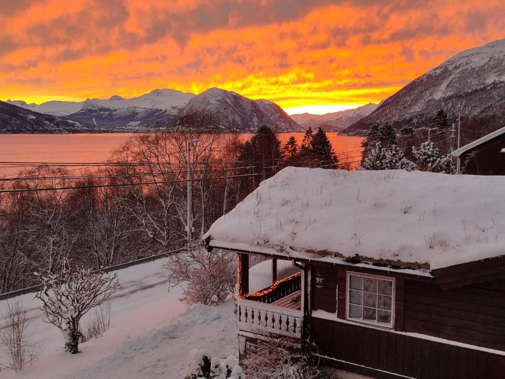 Cosy chalet, 100m2 with fjordview! photo 2