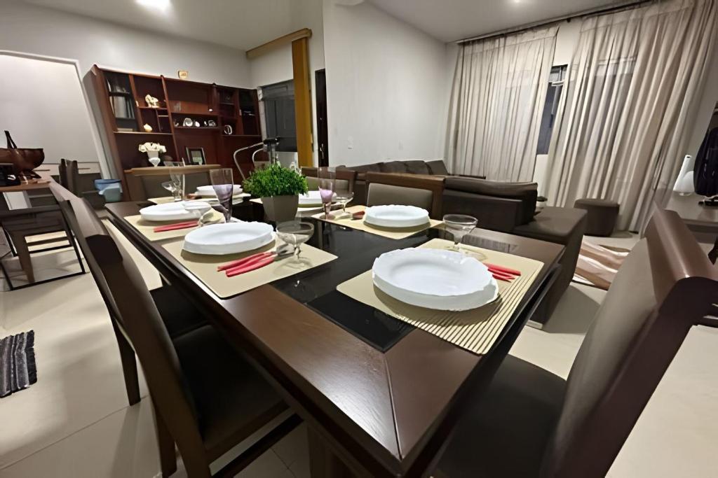 Casa próx. ao centro com 3 suítes e piscina