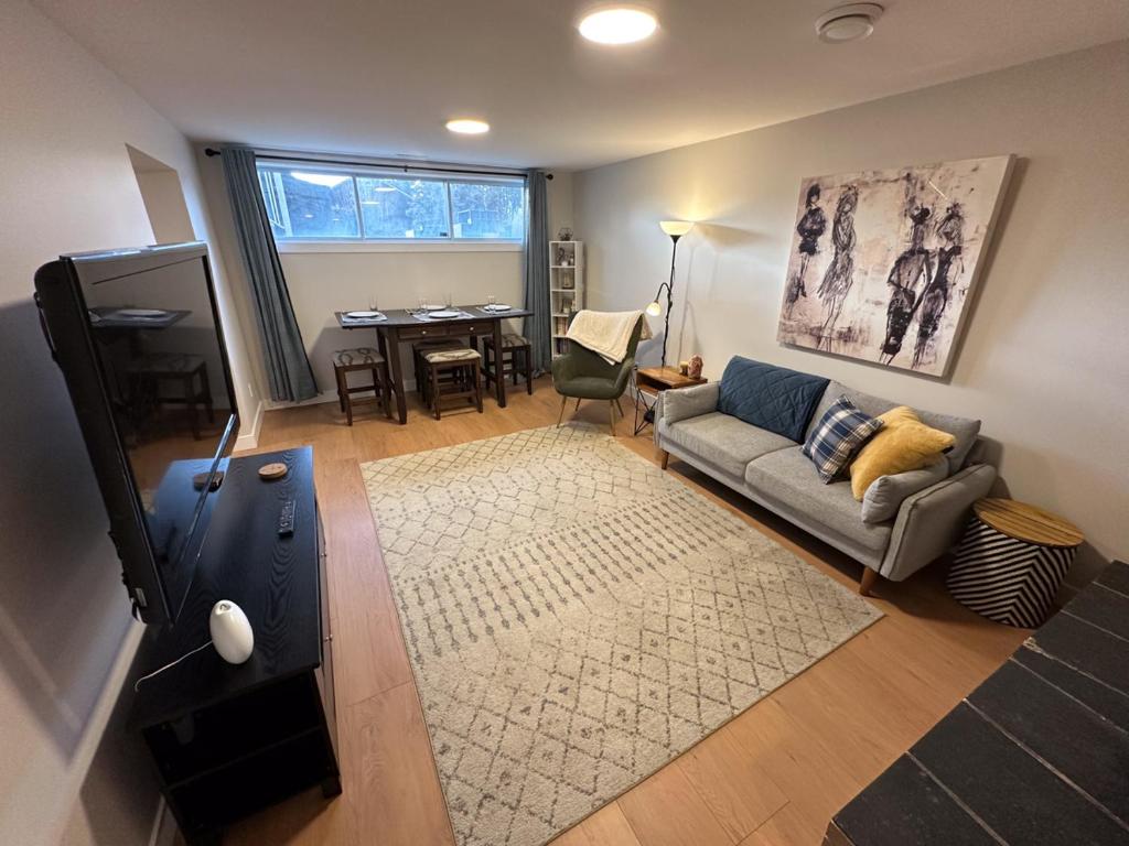 Renovated 2 Bedroom Suite w/ King Bed