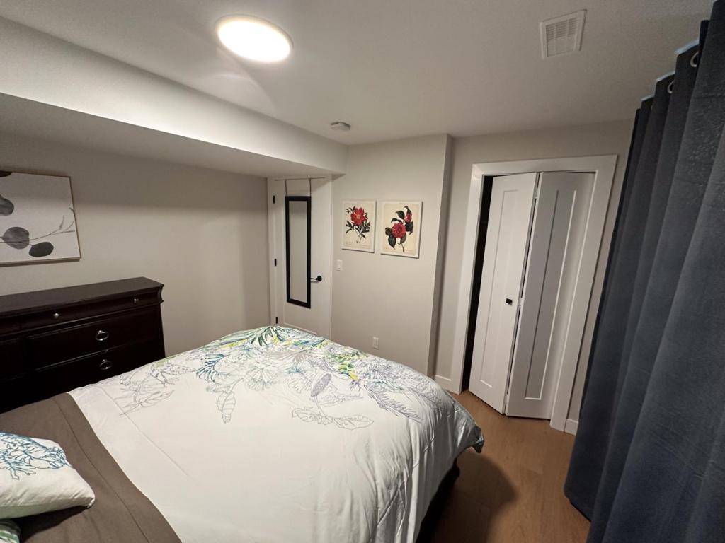 Renovated 2 Bedroom Suite w/ King Bed photo 1