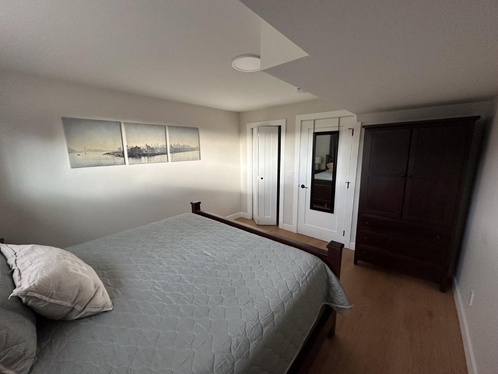Renovated 2 Bedroom Suite w/ King Bed photo 2