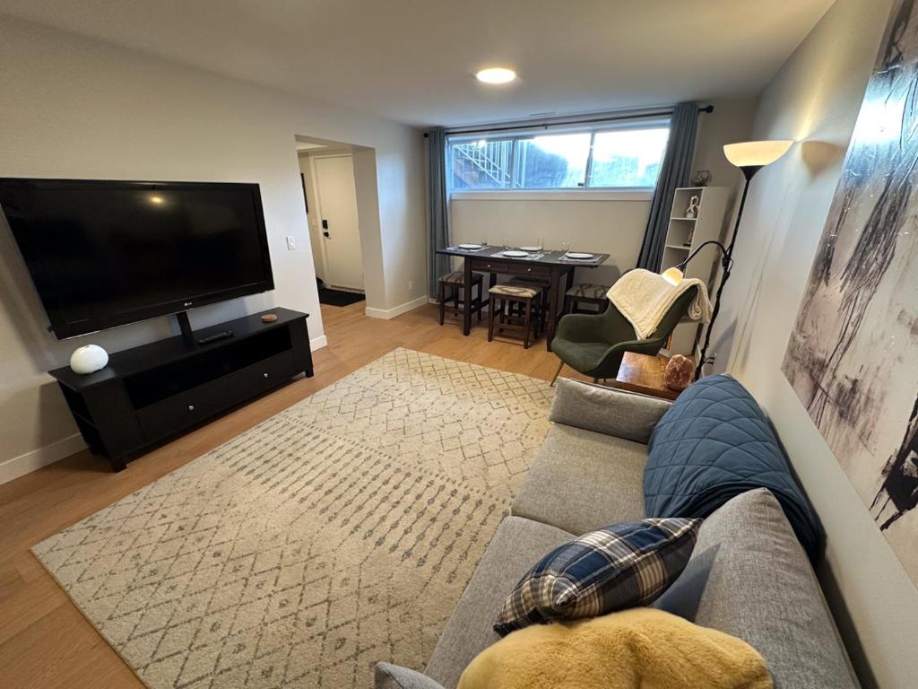 Renovated 2 Bedroom Suite w/ King Bed photo 3