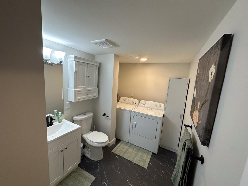 Renovated 2 Bedroom Suite w/ King Bed photo 4