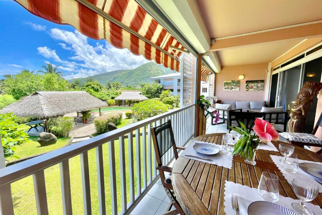 Kahaia beach home with pool amazing seafront black sand beach and reef