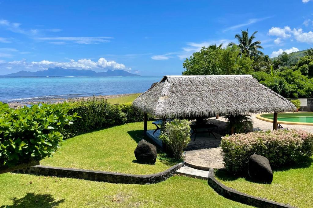 Kahaia beach home with pool amazing seafront black sand beach and reef photo 1