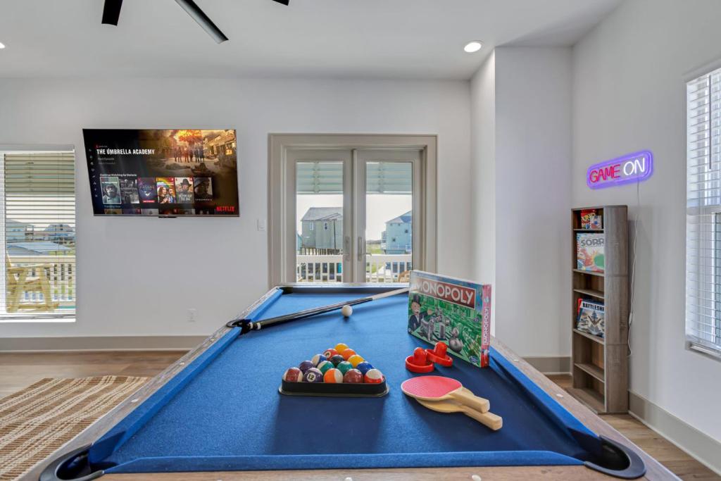 Luxury Beach House Glow in dark golf Game Room photo 1