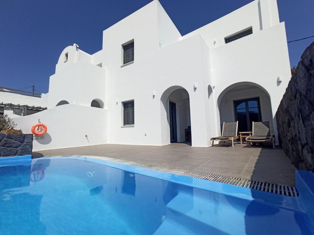 Amphitrite Suites Santorini - Tap to explore photos