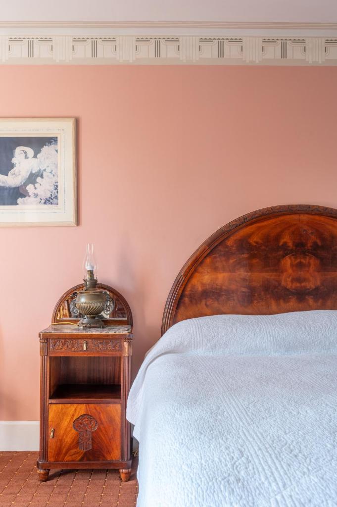 Martine Inn Room Type - Superior King Room with Fireplace