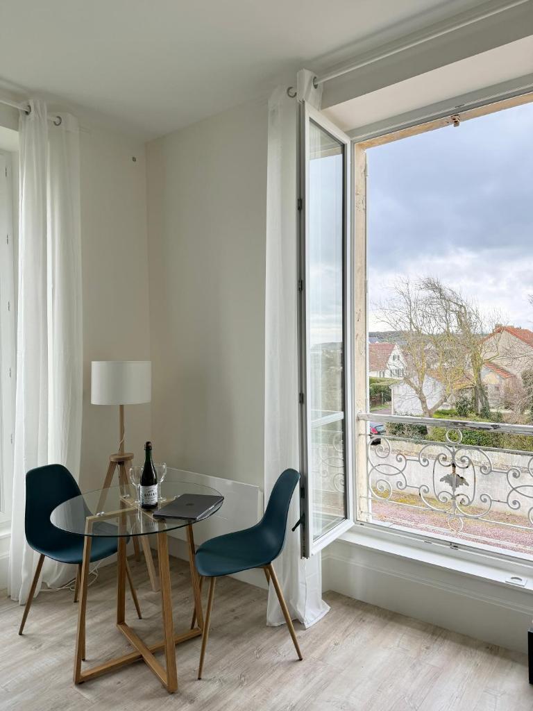 Sunny Apt on D-Day Beach with Parking photo 4