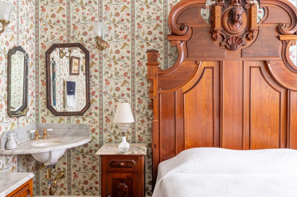 Martine Inn Room Type - Standard Queen Room