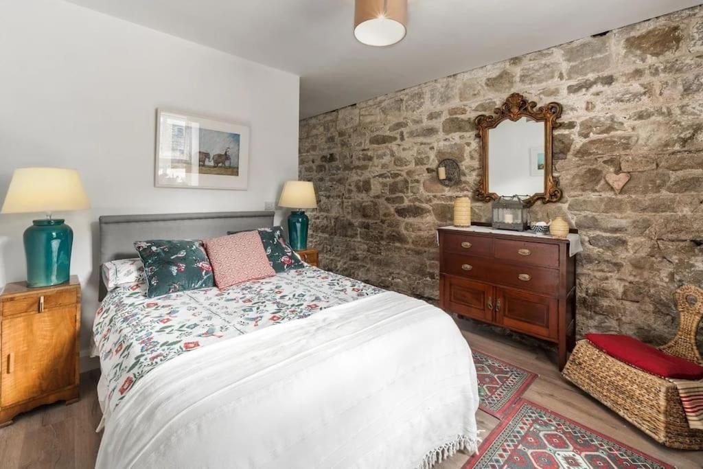 Stunning Granite Barn Conversion photo 2