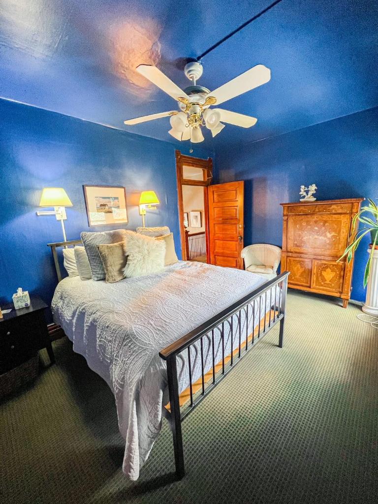Off Broadway B&B image