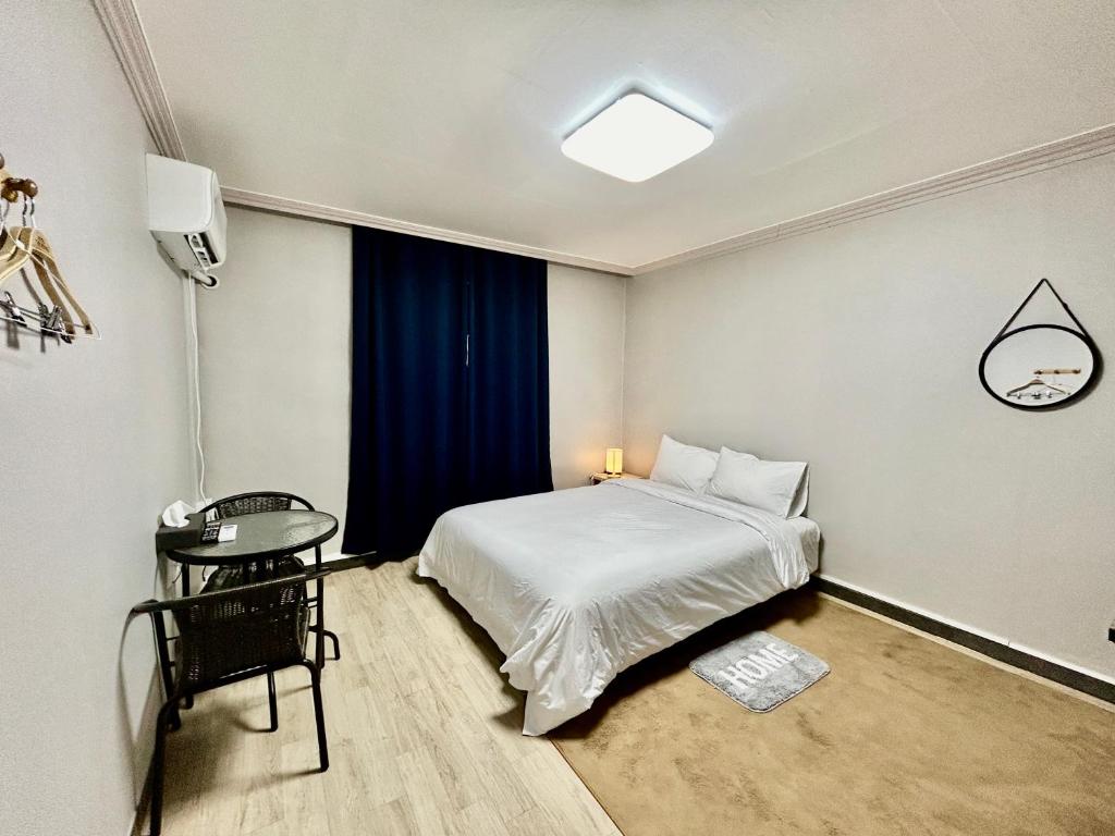 Royal motel photo 2
