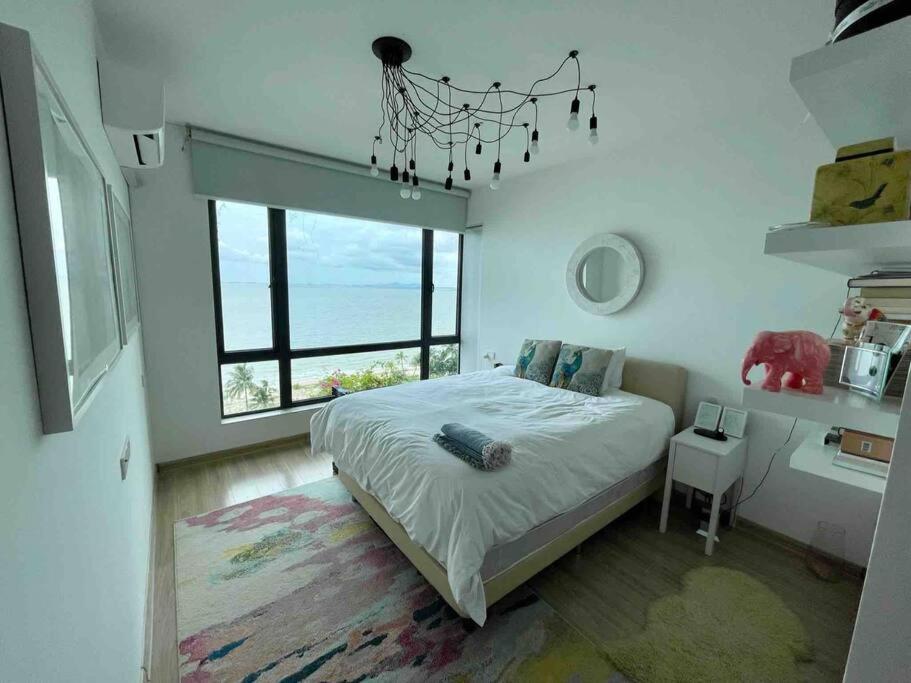 Beautiful Modern Forest City Apartment
