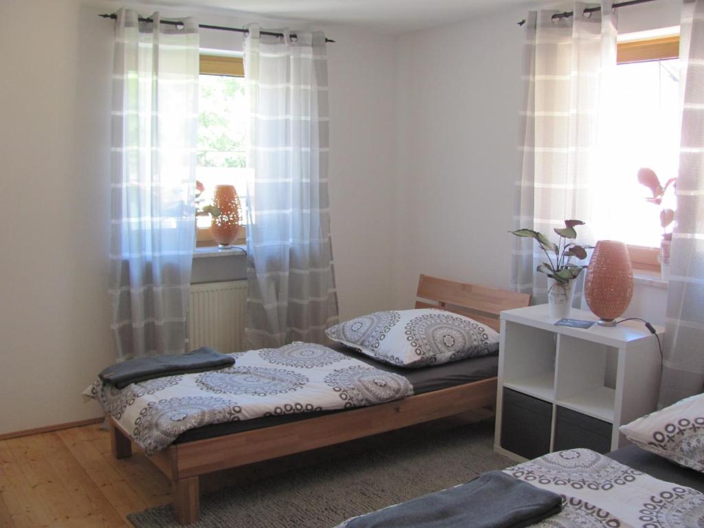 Helles sonniges Zimmer mit 2 Betten,Sofa W-Lan frei Airport nah gelegen mit WG Bad