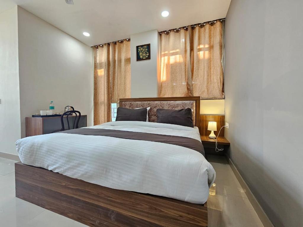 Hotel Vistacrest Noida Sector 104 photo 4