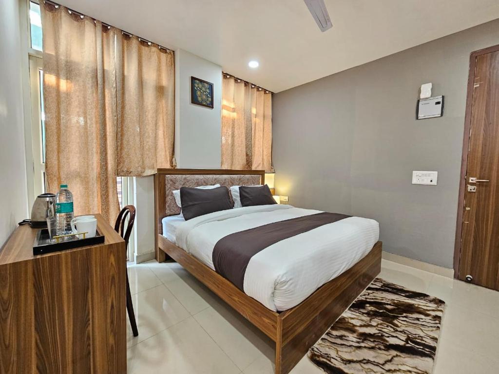 Hotel Vistacrest Noida Sector 104 photo 3