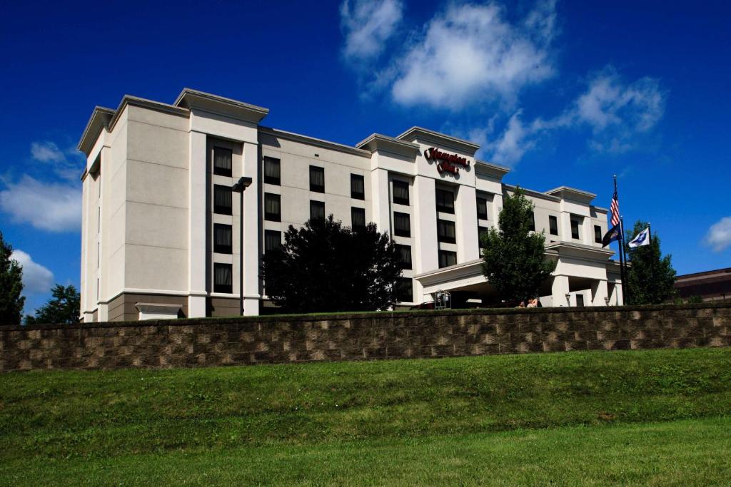 Hampton Inn Easton image