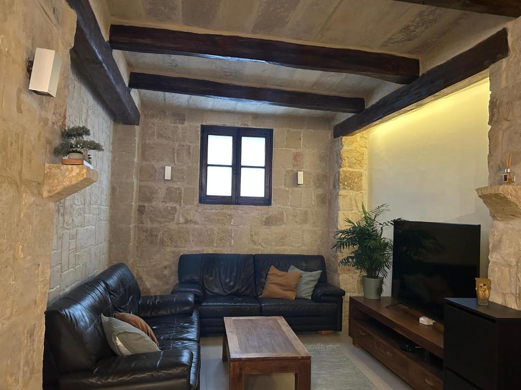Traditional House of Character with Terrace - Central, Cozy & Calm