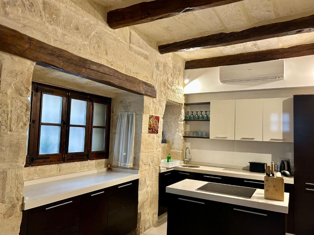 Traditional House of Character with Terrace - Central, Cozy & Calm photo 3