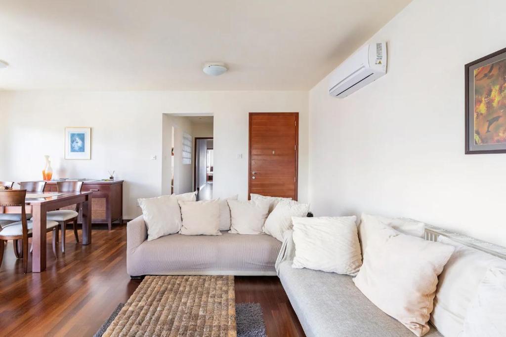 Warm Residence in the heart of the City Center - Balcony & view photo 3