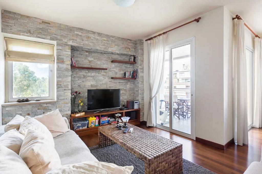 Warm Residence in the heart of the City Center - Balcony & view photo 2