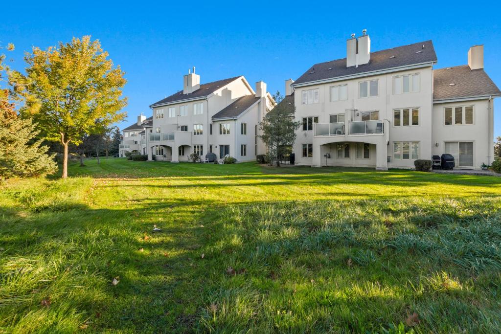 Steps to Blue Mtn Condo wt Elegant Style 213 Sierra Lane photo 4