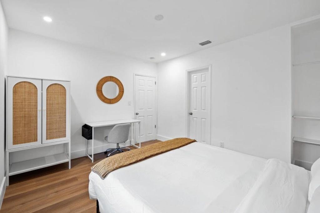 Spacious 2 BR @Sailboat Bend - Tap to explore photos