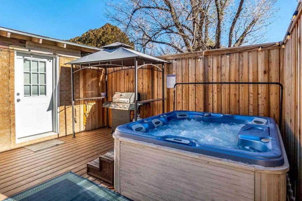 Amazing Hot tub l Sleeps 14 photo 2