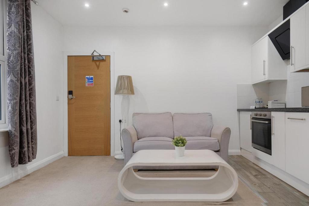 Central and Modern One Bedroom Flat - Tap to explore photos