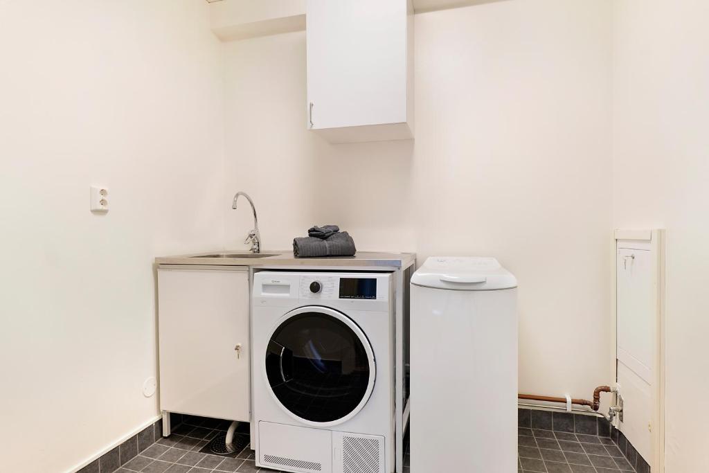 Guestly Homes - Homely 2BR Apartment with 3 Beds photo 2