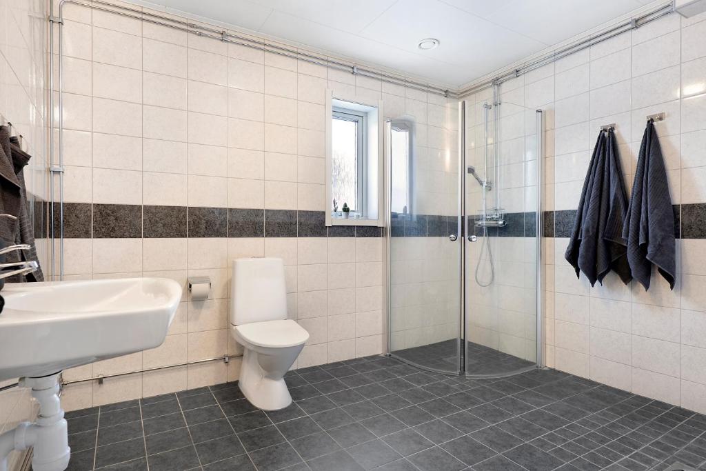 Guestly Homes - Homely 2BR Apartment with 3 Beds photo 3