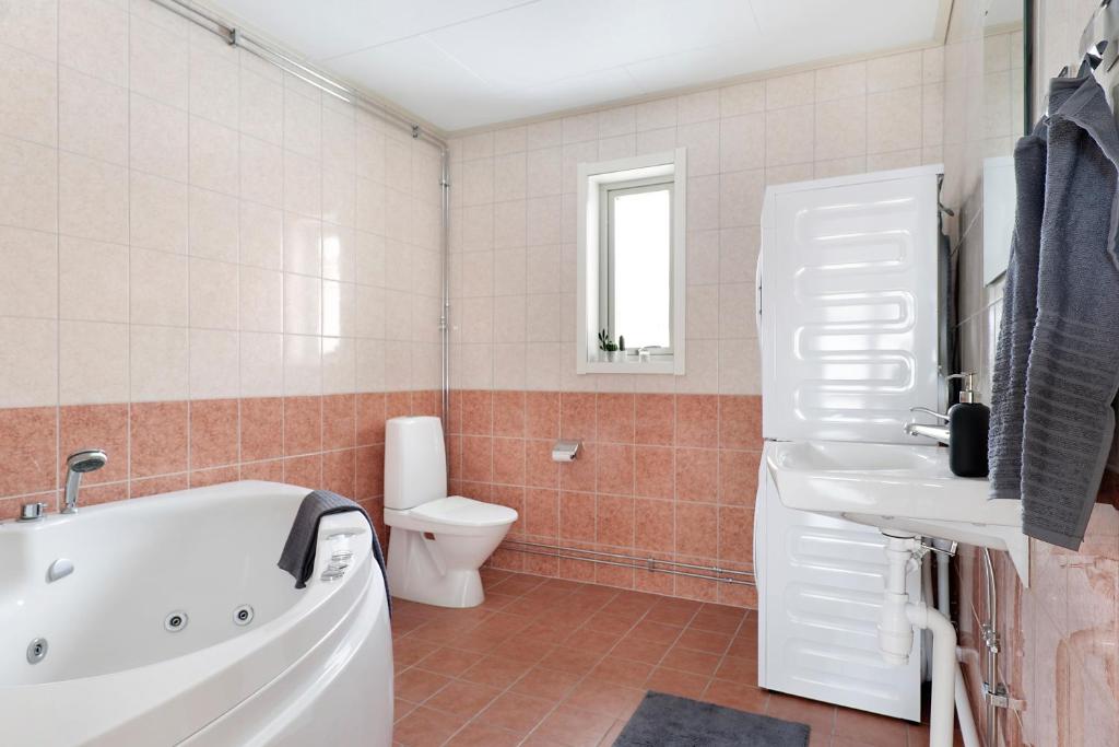Guestly Homes - 1BR Cozy Apartment photo 3