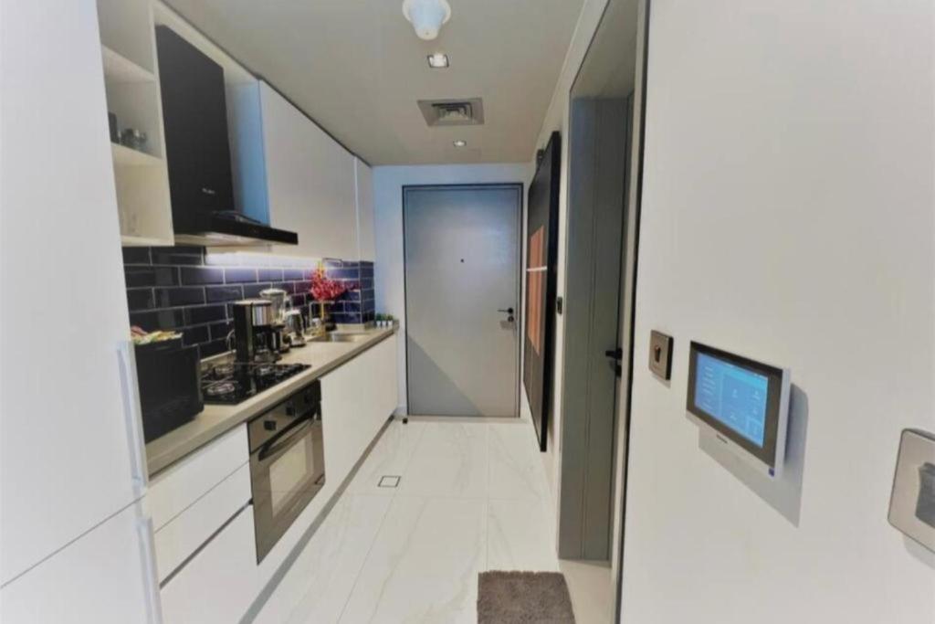 Modern Apartment close to Burj Khalifa photo 3
