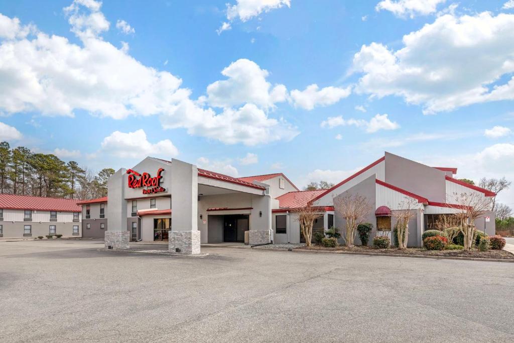 Red Roof Inn & Suites Newport News photo 2