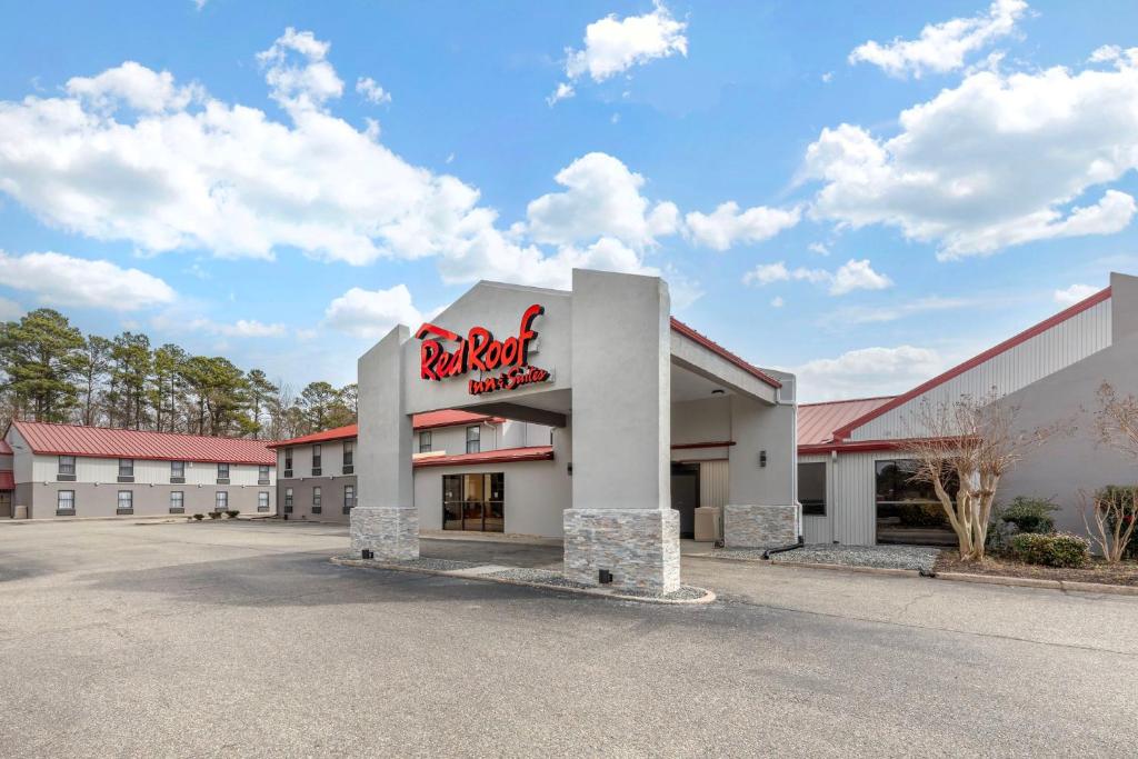 Red Roof Inn & Suites Newport News image